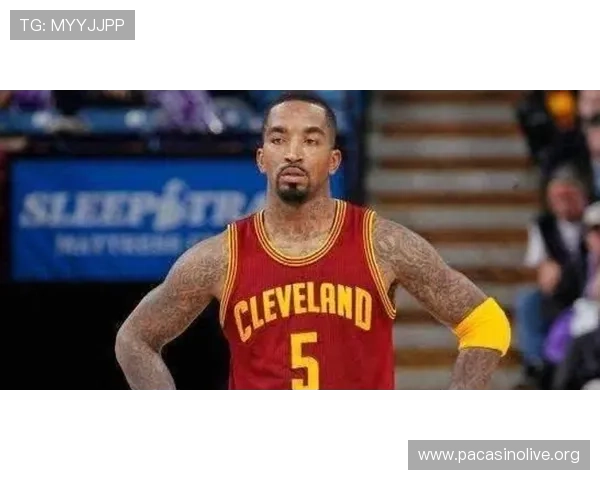 东契奇鼓励芬尼-史密斯积极投篮：多抓机会，不要犹豫